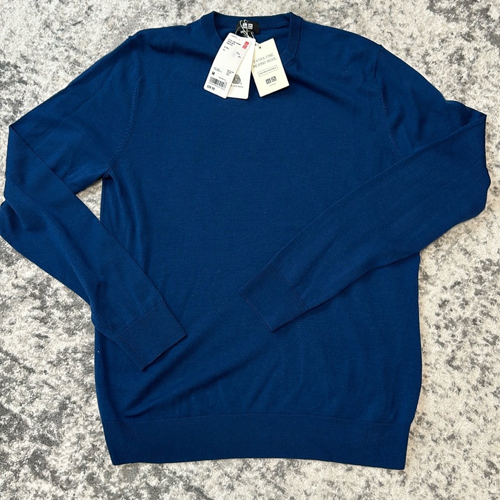 NWT men’s Uniqlo extra fine merino wool sweater size medium blue
